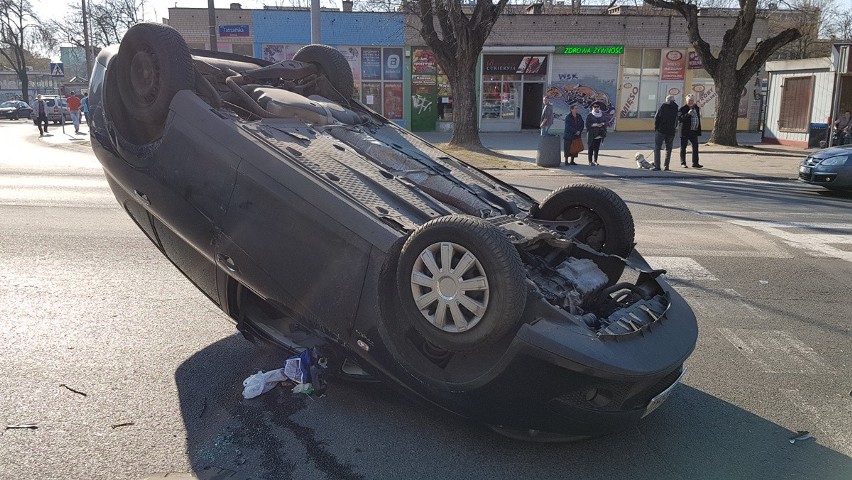 Wypadek na Tatrzańskiej. Pijany kierowca seata uderzył w drzewo i dachował [ZDJĘCIA, FILM]