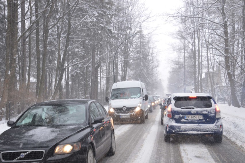 Zakopane totalnie sparaliżowane. Stoją wszystkie ulice miasta [ZDJĘCIA]