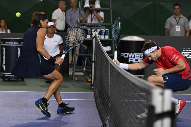 Ruud oddający hołd legendarnej argentyńskiej tenisistce Gabrieli Sabatini w pokazaowym meczu w Buenos Aires