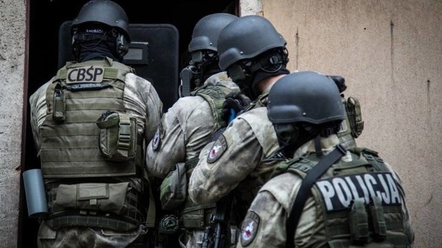 Przeszukania na jednej z posesji w Sępólnie Krajeńskim dokonali funkcjonariusze oddziału zamiejscowego CBŚP w Olsztynie z policjantami z KPP z Sępólna