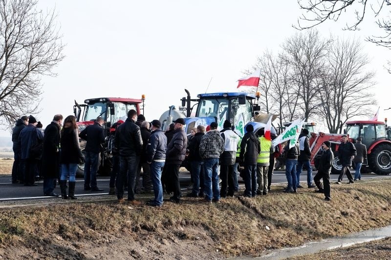 Rolnicy zablokowali drogę krajową nr 19 i będą blokować do skutku (zdjęcia)