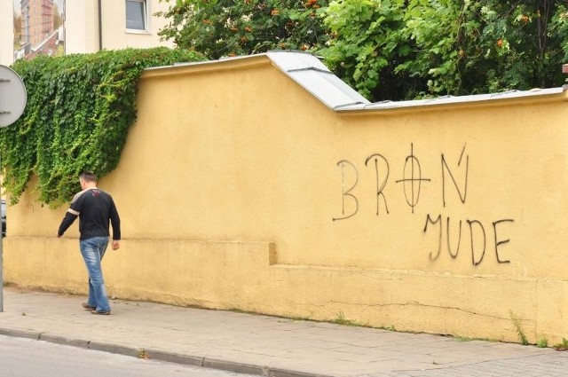 Ten napis znajduje się na murze przy ulicy Kilińskiego, tuż przed budynkiem Urzędu Miejskiego. Po interwencji strażników miejskich ma zostać zamalowany.