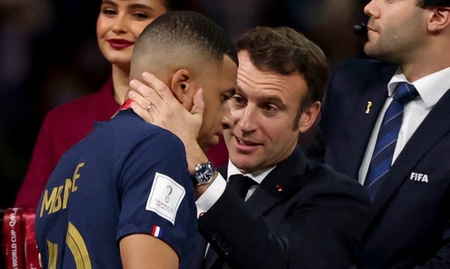 Najlepszy francuski piłkarz Kylian Mbappe i prezydent Francji Emmanuel Macron