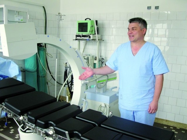Krzysztof Piekarewicz, kierownik bloku operacyjnego, objaśnia działanie nowego aparatu radiologicznego &#8211; ramienia C