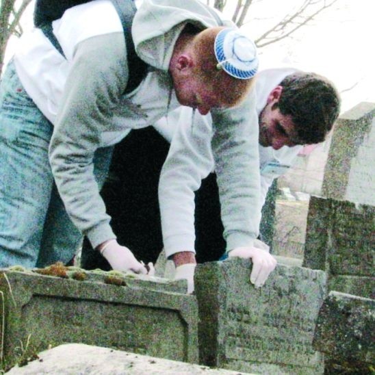 Młodzież z Izraela i Łomży w ramach programu "Bliżej siebie&#8221; porządkowała żydowski kirkut przy ul. Wąskiej w Łomży