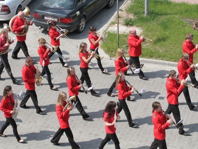 Orkiestra z Morawicy pod batuta Adama Szymkiewicza maszerowała w paradnych czerwonych strojach.