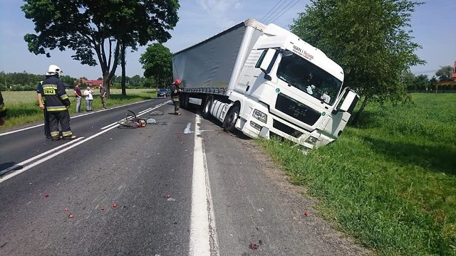 Poważne utrudnienia napotkają kierowcy na drodze krajowej nr 73 w Strzegocicach. Jak informuje oficer dyżurny Komendy Wojewódzkiej Policji w Rzeszowie, po  godz. 10 doszło tu do zderzenia rowerzysty z tirem. Droga jest całkowicie zablokowana, policja kieruje na objazdy. Utrudnienia potrwają około 2 godziny.ZOBACZ TEŻ: Niedzielna giełda samochodowa w Rzeszowie - 09.06 [CENY I ZDJĘCIA SAMOCHODÓW];nfTragiczny wypadek w Tarnobrzegu. Zginęło roczne dziecko, kobieta ciężko ranna