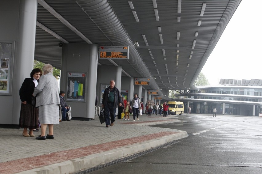 Dworzec autobusowy w Tarnowskich Górach po otwarciu. Jest dobrze! [TEST DZ]
