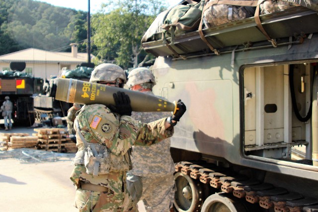 Ćwiczenia amerykańskiego wojska. USA ogłosiły, że po raz pierwszy dostarczą Ukrainie amunicję kasetową.