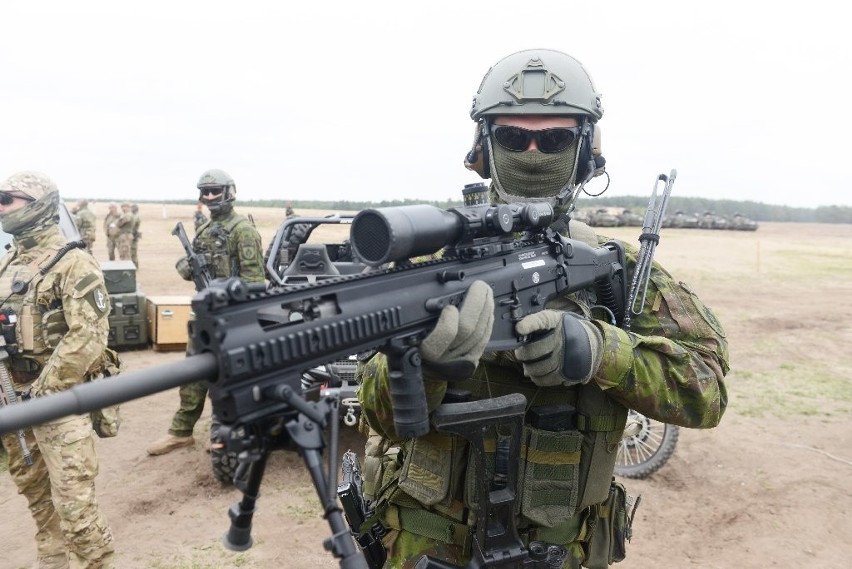 Żołnierze szpicy NATO ćwiczą na poligonie w Świętoszowie.