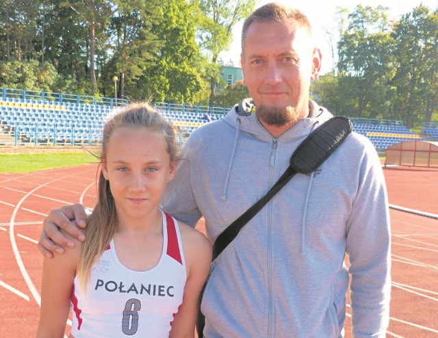 Trener Żaczka Połaniec Sławomir Szydłowski na ostatnich „Czwartkach lekkoatletycznych” był ze swoją córką Julią.
