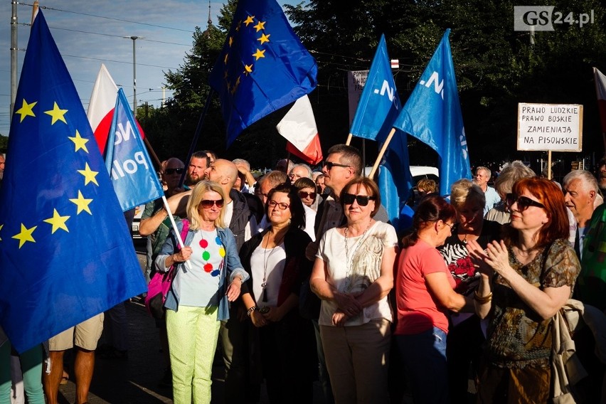 KOD w obronie suwerenności polskich sądów manifestował na Placu Żołnierza