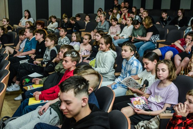 W czwartek, 19 maja, w Pałacu Młodzieży w Bydgoszczy odbyło się spotkanie funkcjonariuszy z dziećmi i młodzieżą z Ukrainy w ramach Akademii Bezpieczeństwa. Uczestnicy mieli okazję poznać zasady związane z bezpieczeństwem w ruchu drogowym.