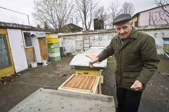 Pan Stanisław postanowił oczyścić basen i wykorzystać go na pasiekę