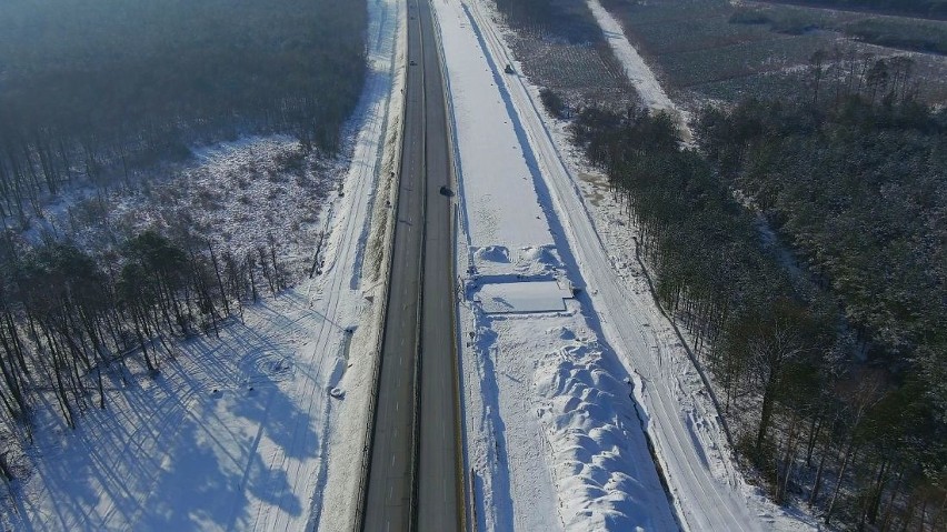 Zimowa budowa autostrady A1 za Częstochową z lotu ptaka...