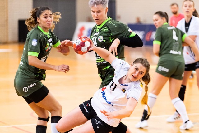 Suzuki Korona Handball Kielce gra w Koszalinie z Młynami Stoisław. Na zdjęciu Magdalena Kowalczyk.