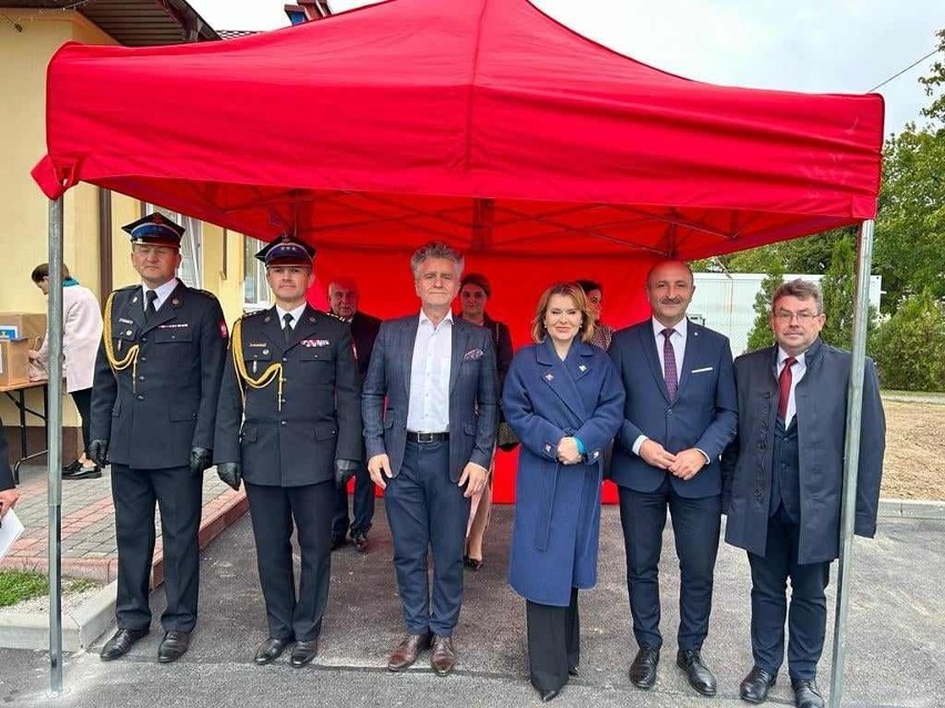 Uroczyste przekazanie nowego wozu strażackiego dla jednostki Ochotniczej Straży Pożarnej w Drugni, gmina Pierzchnica