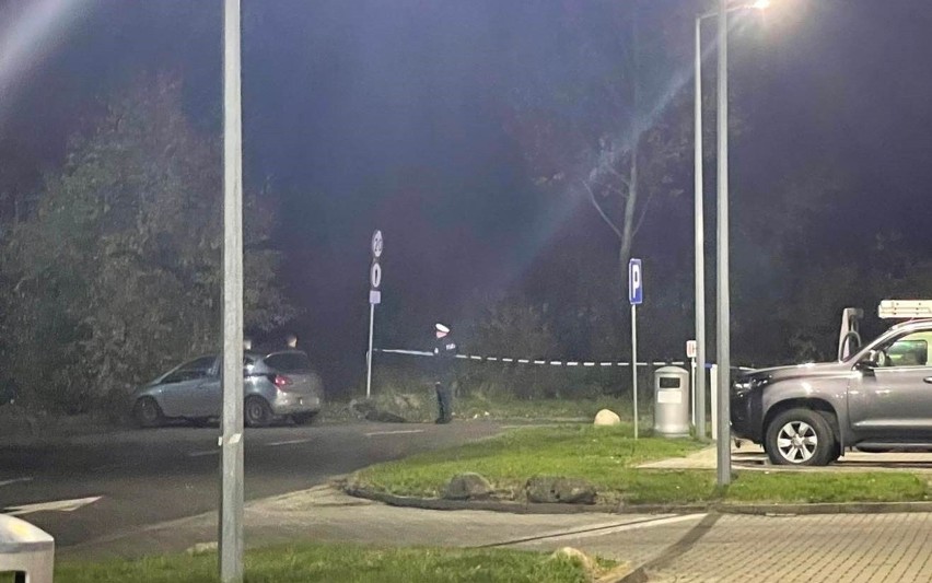 Policyjny pościg ulicami Białogardu. Audi uderzyło w latarnię, 26-latek był poszukiwany [ZDJĘCIA]