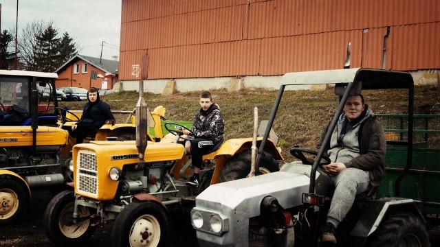 Spotkanie z ciekawymi zawodami w Zespole Szkół Centrum Kształcenia Praktycznego w Grubnie po raz pierwszy trwało dwa dni. Placówkę  odwiedziło ok. pół tysiąca osób.Młodzi ludzie, którzy może we wrześniu staną się częścią społeczności uczniowskiej tej szkoły, zapoznali się z ofertą edukacyjną. Ta jest szeroka i ciekawa, stąd goście mogli wziąć udział w różnych zajęciach i poznać tajniki kilku zawodów, m.in.: technik architektury krajobrazu, mechanik, operator pojazdów i maszyn rolniczych,  operator obrabiarek skrawających, technik urządzeń i systemów energii odnawialnej, technik grafiki czy poligrafii cyfrowej.- Działo się wiele, z pomocą uczniów goście mogli się zmierzyć z różnymi zadaniami i wykazać talentem, pomysłowością i nabrać pewności z czym chcą wiązać przyszłość - mówi Dorota Pstrąg, nauczyciel ZSCKP. - Spotkanie „Wybierz Grubno, będziesz wielki” było udane. To szkoła inna niż wszystkie, stawia na pierwszym miejscu praktyczne przygotowanie do zawodu. Jeśli są jeszcze młodzi ludzie, którzy nie podjęli decyzji dotyczącej przyszłości lub nie udało im się wziąć udziału w  spotkaniu, zapraszamy na Drzwi Otwarte Szkoły - 22 maja. Flash Info odcinek 5 - najważniejsze informacje z Kujaw i Pomorza.