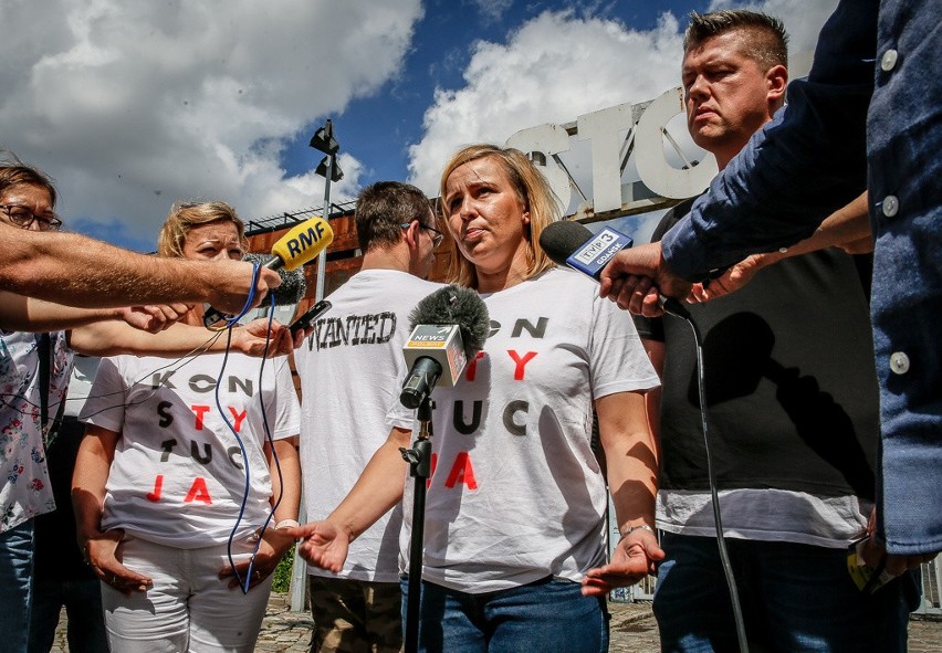 Działacze KOD przyznają się, że włożyli T-Shirt pomnikowi...