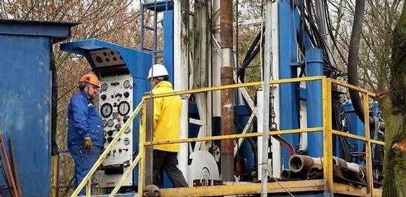 Firma z Rybnika do poszukiwań wody mineralnej wykorzystała amerykańską wieżę wiertniczą