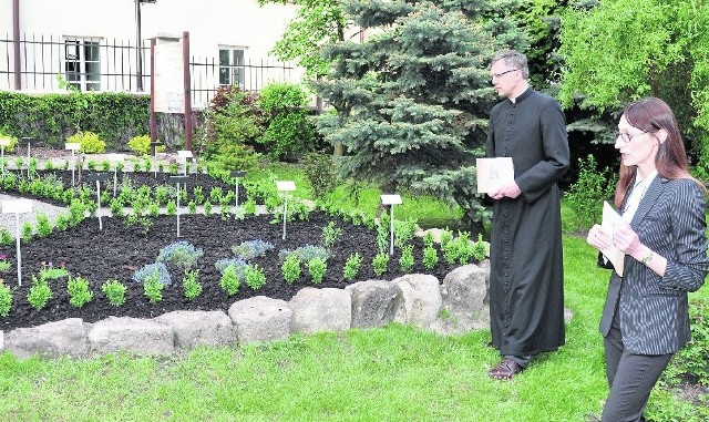 Anna Suchecka z pasją opowiadała  o swoim dziele. Obok stoi ksiądz Andrzej Rusak.