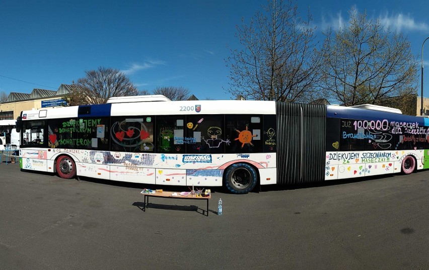 Szczecin. Autobus w maseczce pojedzie w trasę. Podziękowanie dla grupy Szczecinianki szyją maseczki 