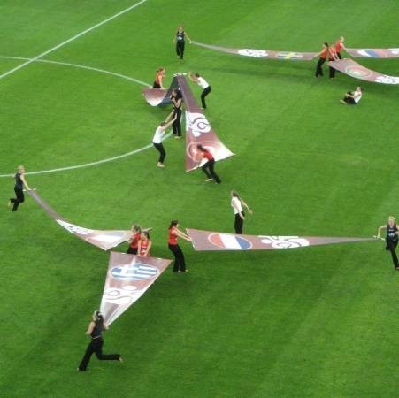 Każde spotkanie poprzedza akrobatyczny taniec dziewcząt i chłopców, prezentujących flagi wszystkich 16 finalistów Euro 2008