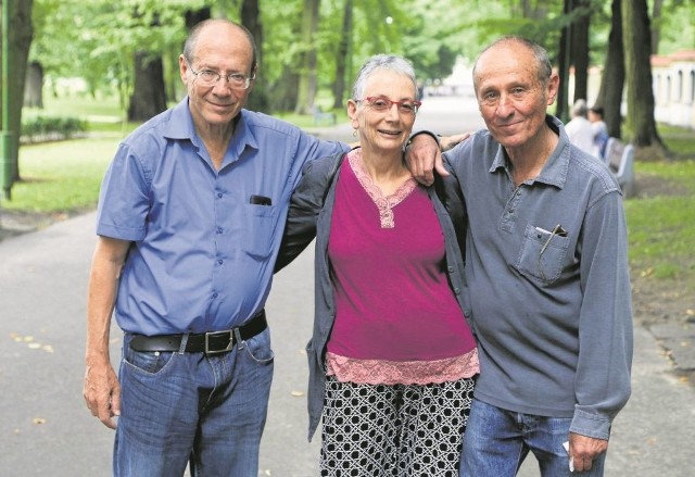 David Kaplan (z lewej) i Dany Kaplan z żoną przyjechali do Białegostoku tuż przed rocznicą powstania w getcie białostockim. Zabrali ze sobą dużą część rodziny.