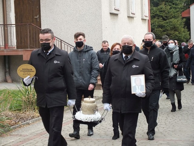 Urna z prochami Mirosława Staniszewskiego jest przenoszona z kaplicy przedpogrzebowej do kościoła Najświętszego Serca jezusowego