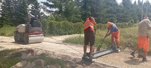 Budowa ścieżki rowerowej w gminie Jędrzejów mocno przyśpieszyła. 3,5 kilometrowa ścieżka ma być gotowa do końca sierpnia 2023 roku. Zobaczcie aktualny stan prac na kolejnych slajdach