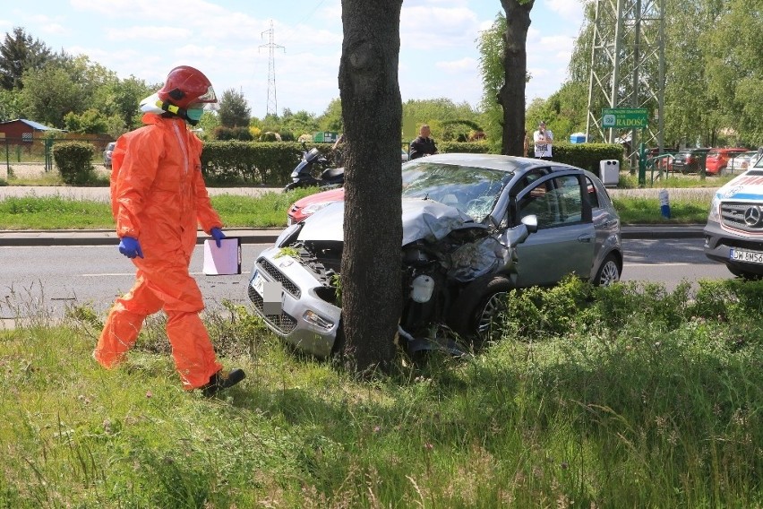 Wypadek na Klecińskiej. Samochód uderzył w drzewo (ZDJĘCIA)