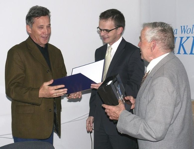 Jednym z wyróżnionych na spotkaniu zorganizowanym przez Spartę Stalowa Wola był Mirosław Orłowski (z lewej, w środku Rober Fila, z prawej Benedykt Sobczyński).