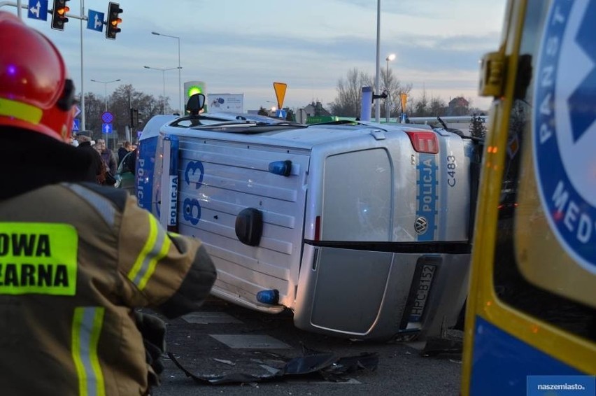 24-letni policjant ukarany mandatem za spowodowanie kolizji [zdjęcia]