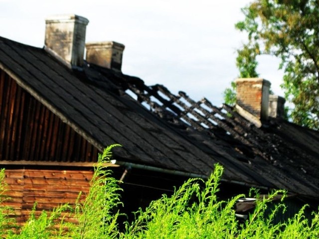 Pożar strawił wnętrza pustostanu i część dachu