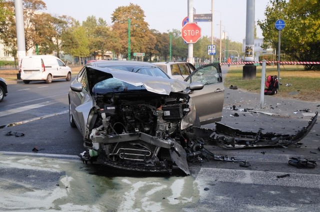 Wypadek w Poznaniu: Zderzenie dwóch aut na skrzyżowaniu Marcelińskiej i Przybyszewskiego