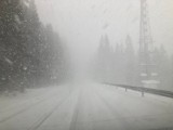 Zamieć śnieżna na zakopiance. Trudne warunki na drodze krajowej. Kierowcy muszą uważać