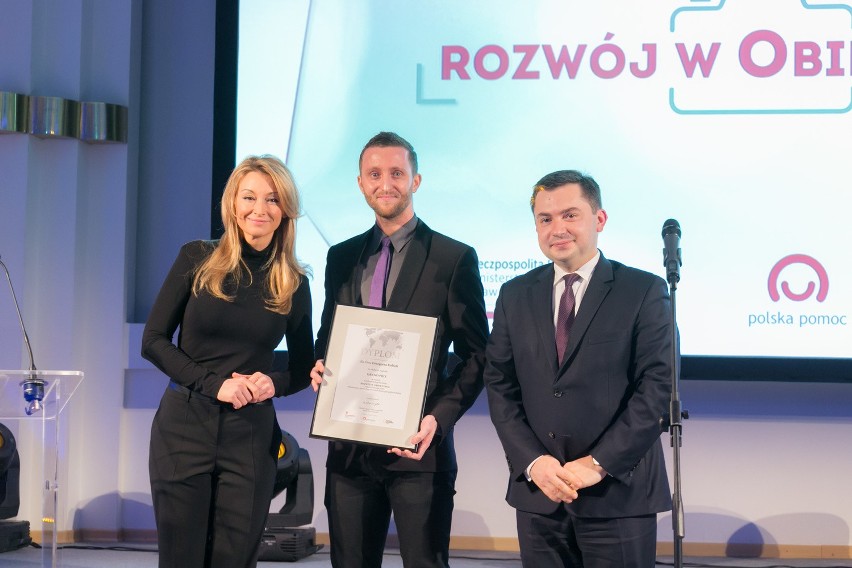 Grzegorz Kobiela (w środku) zdobył Grand Prix konkursu MSZ...