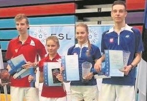          Wiktoria Dąbczyńska (druga z lewej) z Robertem Cybulskim na drugim stopniu podium juniorskiego turnieju w Estonii.