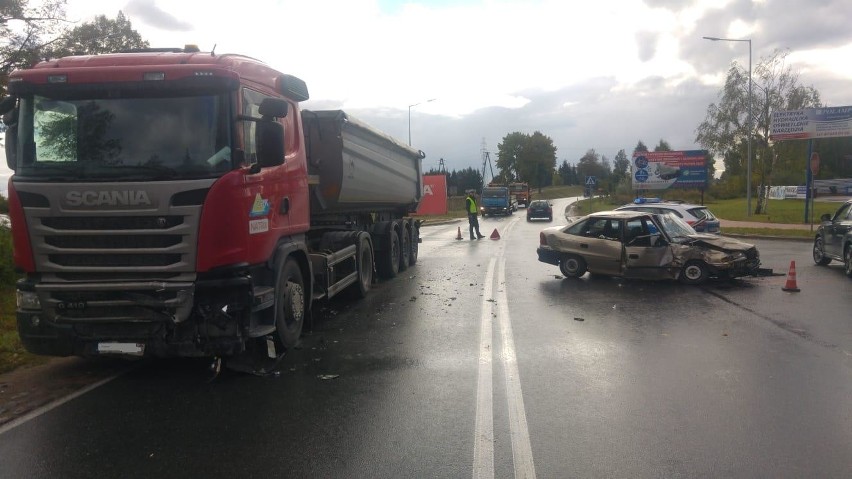 Giżycko. Zderzenie osobówki z tirem. Trzy osoby w szpitalu (zdjęcia)