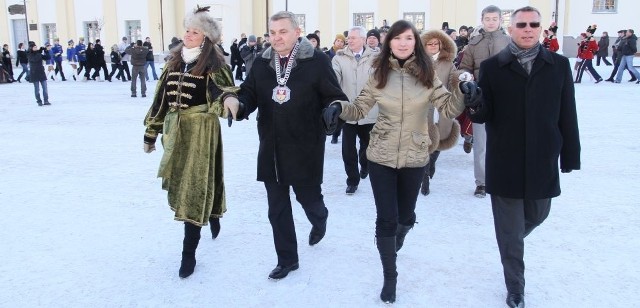 Z młodzieżą zatańczyli chodzonego Tadeusz Truskolaski i Włodzimierz Kusak.