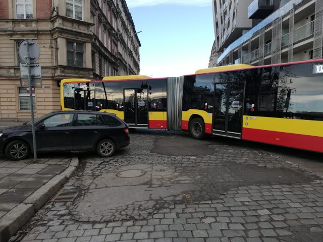 Zaparkować auto we Wrocławiu to nie jest prosta sprawa. Wiedzą o tym między innymi mieszkańcy osiedli z wielkiej płyty albo ci którzy trafili do centrum. Strażnicy miejscy nie mogąc wyjść z podziwu dla „pomysłowości” w parkowaniu aut, regularnie dokumentują wyczyny kierowców. Z ostatnich kilku miesięcy  prezentujemy w galerii dokonania posiadaczy czterech kółek. Zobacz na kolejnych slajdach mistrzów parkowania z Wrocławia - posługuj się myszką, klawiszami strzałek na klawiaturze lub gestami