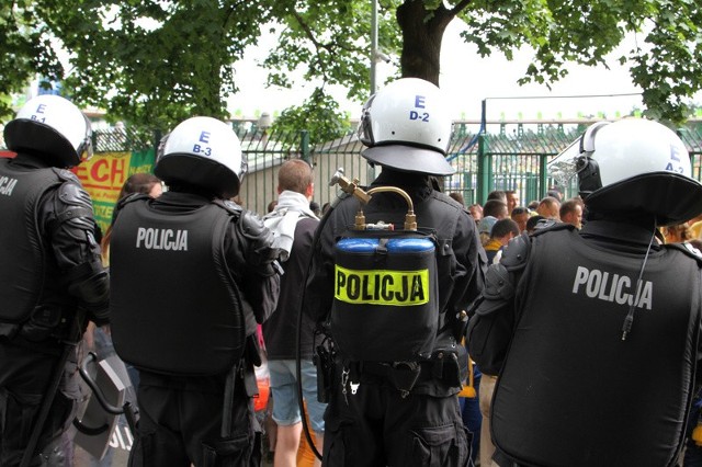 Policja ostrzega przed wnoszeniem na stadion materiałów pirotechnicznych