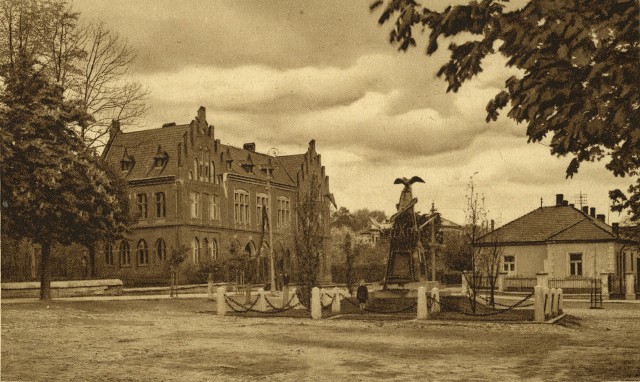 W latach 30. XX wieku w Sztygarówce mieściła się Szkoła Górnicza, a na plantach królował legendarny pomnik z orłem zrywającym kajdany