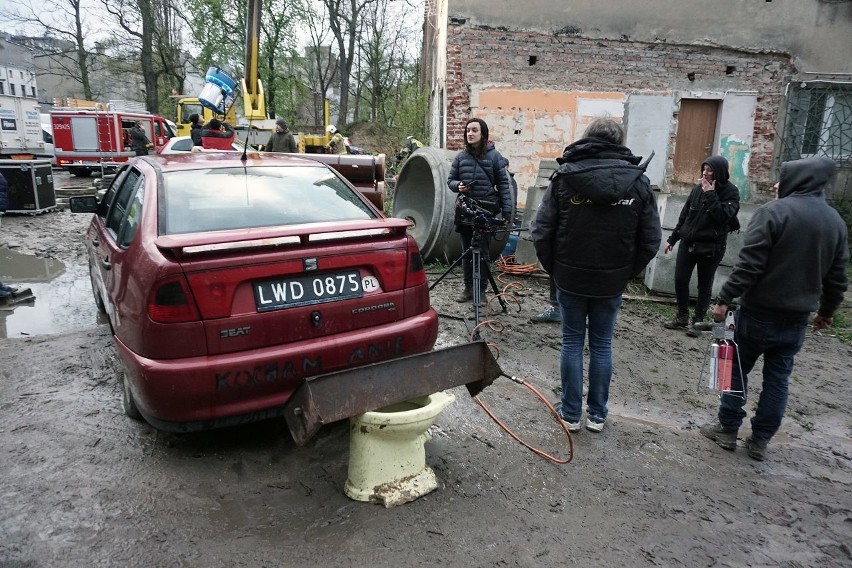 W centrum Łodzi spłonął samochód osobowy. Na szczęście jedynie na potrzeby filmowców