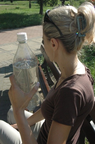 - Z mojego kranu płynie woda z piaskiem - poskarżyła nam mieszkanka Gaworzyc. Na dowód przywiozła butelkę takiej wody.