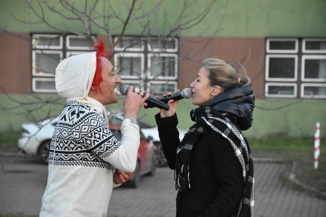 Michał Wiśniewski i Krzysztof Hanke śpiewali w Rybniku przed szpitalem. Żużlowy ROW Rybnik zorganizował koncert dla medyków i pacjentów