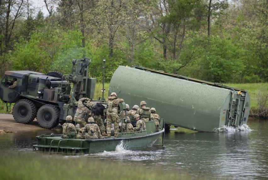 Defender-Europe 22. Amerykańskie czołgi Abrams i francuskie transportery będą się przeprawiały przez Wisłę w powiecie kozienickim