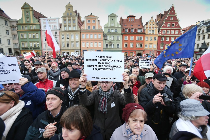 Manifestacja KOD w obroni konstytucji w Warszawie
