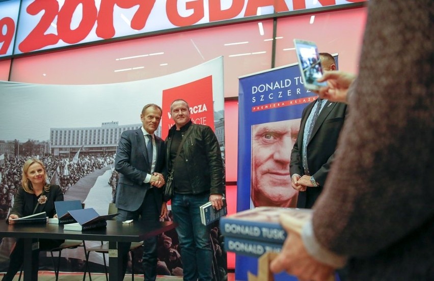 Donald Tusk promował swoją książkę "Szczerze" w Europejskim...